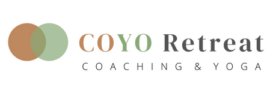 Das Logo von COYO Retreat setzt sich aus einem Symbol links - zwei sich überschneidende Kreise einer braun, einer grün sowie aus einem Schriftzug COYO Retreat Coaching & Yoga zusammen.